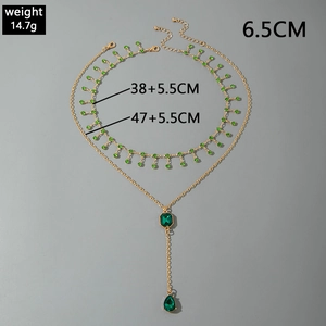Collana a doppio strato dorata con pendenti di smeraldo e dimensioni di peso e lunghezza