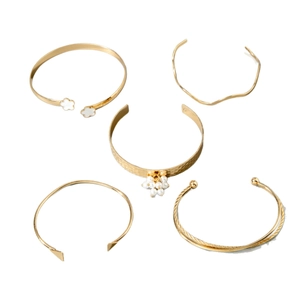 Coffret de 5 bracelets dorés avec motifs trèfle, perles et textures torsadées