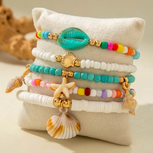 Ensemble de cinq bracelets en perles style océan avec coquillages et étoiles de mer