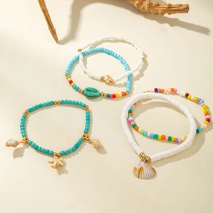 Détail de bracelets de cheville bohèmes avec perles colorées et breloques de plage