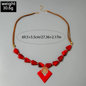 Détails du collier long en acrylique rouge avec indications de taille et de poids