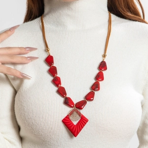 Collier Pendentif Avec Perles En Acrylique Marbré Et Alliage Évidé Doré Chaîne Longue Style Bohème Pour Femme