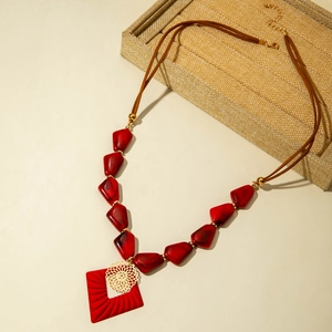 Sautoir vintage en acrylique avec perles de marbre rouge et pendentif sculpté