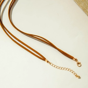Long collier en daim marron avec fermoir mousqueton doré et chaîne d'extension réglable