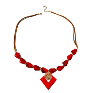 Collier bohème surdimensionné en résine acrylique avec perles rouges et pendentif doré