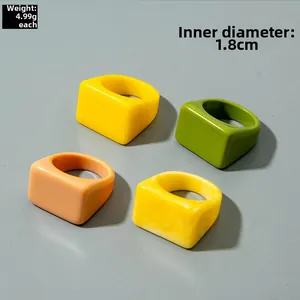 Anillos cuadrados de acrílico colorido con 1,8 cm de diámetro y 4,99 g de peso cada uno