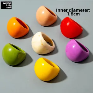 Vista plana de anillos coloridos de resina gruesa con dimensiones y detalles de peso