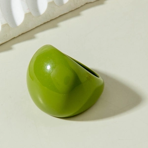 Detalle macro de un anillo de resina verde esmeralda brillante con diseño grueso y minimalista