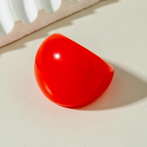 Detalle de un anillo de cúpula en acrílico rojo sobre un fondo de piedra minimal