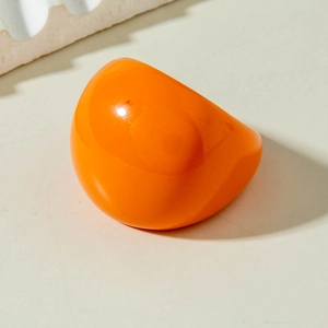 Detalle de un anillo de cúpula de acrílico naranja grueso con acabado brillante y diseño robusto