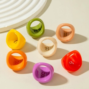 Vista detallada de anillos de acrílico coloridos y brillantes en disposición circular