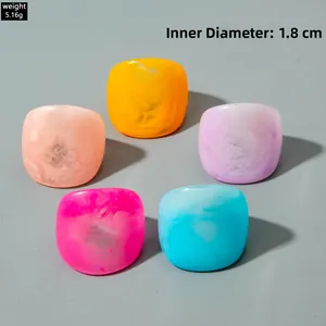 Cinco anillos de resina acrílica de colores, efecto mármol, 1,8cm de diámetro y 5,16g
