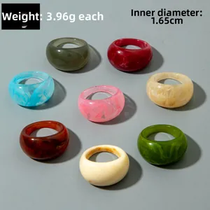 Vista detallada de anillos acrílicos de colores con 1,65cm de diámetro y 3,96g de peso