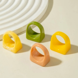 Set de cuatro anillos geométricos de resina acrílica con textura de mármol estilo de moda