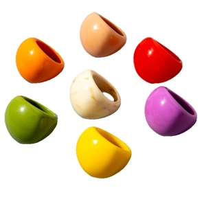 Set de anillos de acrílico minimalistas en siete colores de moda vibrantes y brillantes