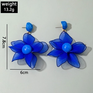 Detailansicht blauer Netzblumen-Ohrringe mit Maßen von 7,8 cm und 13,2 g Gewicht