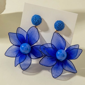 Handgefertigte königsblaue Netzblumen-Ohrringe mit gewebten Steckern und Goldakzenten