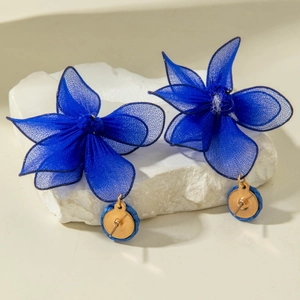 Handgefertigte Bast-Ohrringe mit blauen 3D-Netzblumen und goldfarbenen Steckern