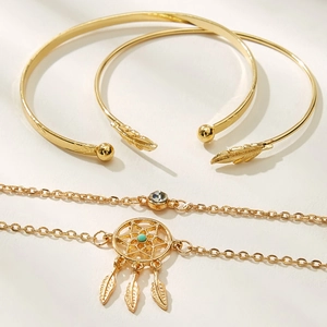 Set di 4 gioielli bohémien dorati con bracciali a piuma e bracciale acchiappasogni