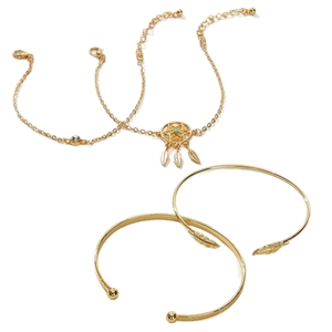 Set di bracciali dorati bohémien con ciondolo acchiappasogni e perline turchesi su bianco