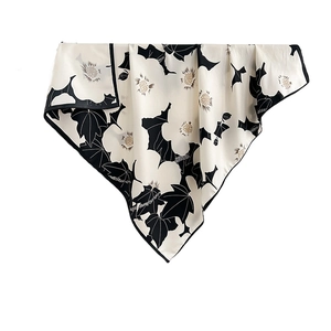 Carré de soie élégant à imprimé floral noir et blanc avec un design vintage minimaliste