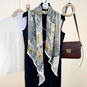 Élégant foulard en soie avec imprimé forêt vintage et motifs d'architecture sur robe
