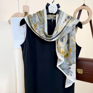 Élégant foulard en soie à imprimé feuilles tropicales forêt rétro jaune moutarde et gris