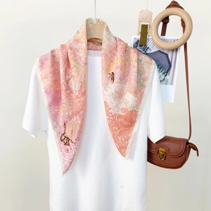 Seidiger Schal mit Blumen- und Tigermuster in Rosa und Orange im tropischen Stil