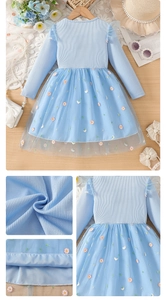 Détail de robe bleu clair pour filles avec broderie marguerite et texture de tulle