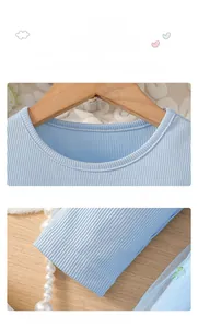 Détail du col rond et des poignets élastiques sur une robe en maille bleu clair fille