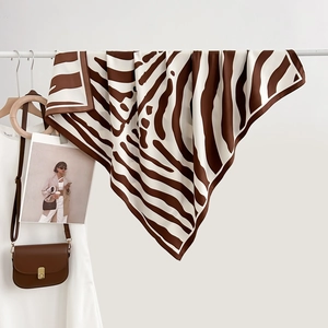 Klassischer Seidenschal im britischen Stil mit braun-weißem Zebrastreifenmuster