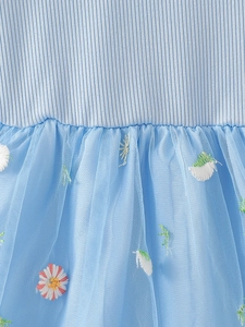 Robe fille bleu clair avec corsage côtelé et jupe en tulle brodée de marguerites roses