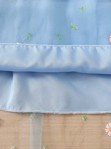 Robe de fille bleu clair avec broderie de feuilles vertes sur jupe en tulle double