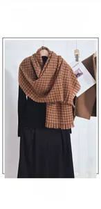 Gros plan sur l'écharpe à carreaux marron et beige effet cachemire avec franges courtes