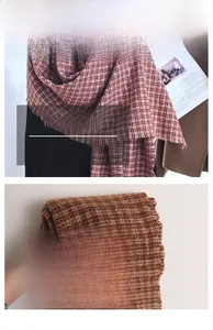 Détail de l'écharpe pied-de-poule rouge et blanc avec franges et texture douce