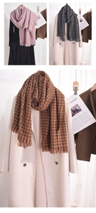 Détail d'écharpes à carreaux avec franges en rose et marron, textures d'hiver épaisses