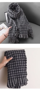 Détail de l'écharpe classique pied-de-poule noir et blanc avec franges élégantes