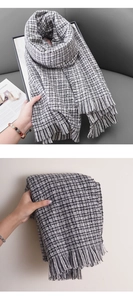 Gros plan sur une écharpe à carreaux noir et blanc avec maille épaisse et franges