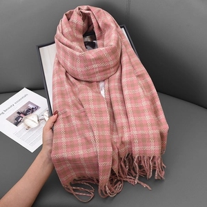 Retro pink and brown checkered cashmere-feel scarf with tassels for winter warmth