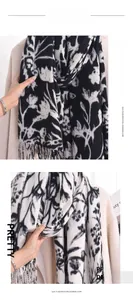 Détail de l'écharpe en cachemire imitation avec motifs floraux et finitions à franges
