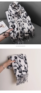 Détail d'une écharpe en imitation cachemire avec fleurs noires et franges