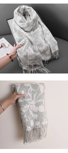 Détails de l'écharpe en cachemire vert sauge avec motif floral et franges blanches