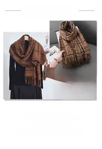 Nahaufnahme des braun karierten Schals mit langen Fransen und warmer Textur