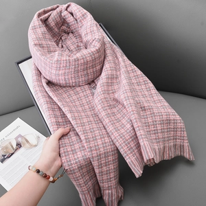Écharpe à carreaux rose et gris avec franges douces et texture en maille épaisse