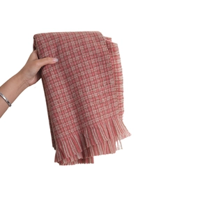 Écharpe d'hiver à carreaux rouge, blanc et gris avec franges pour tenues décontractées