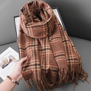 Eleganter dicker brauner Karoschal mit Fransen für den Winter, weicher Pashmina-Schal