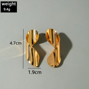 Détail de grandes boucles d'oreilles dorées en forme d'éventail de 4,7 cm et un poids de 9,4 g