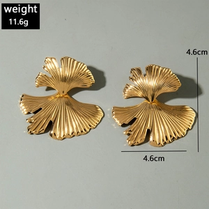 Vue détaillée de grandes boucles d'oreilles ginkgo dorées avec texture radiale de 4,6cm