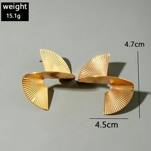 Détail de boucles d'oreilles rétro dorées en forme d'éventail, texture fine, 4,7x4,5 cm