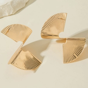 Vue détaillée des boucles d'oreilles éventail dorées avec texture plissée et fini poli